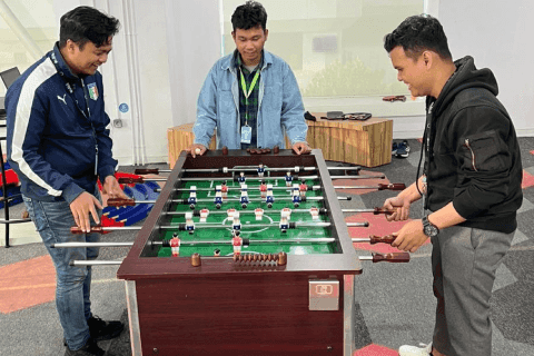 Associate UX Engineer Web & Android media 14