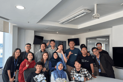 Associate UX Engineer Web & Android media 7